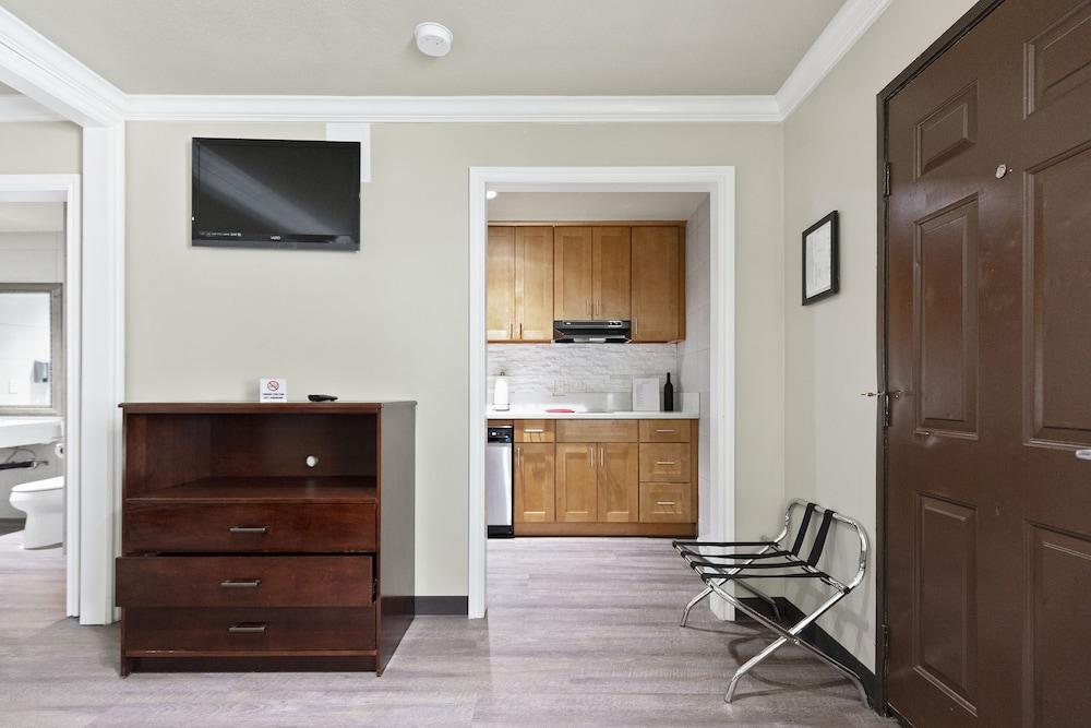 Le Blanc Inn & Suites photo 94