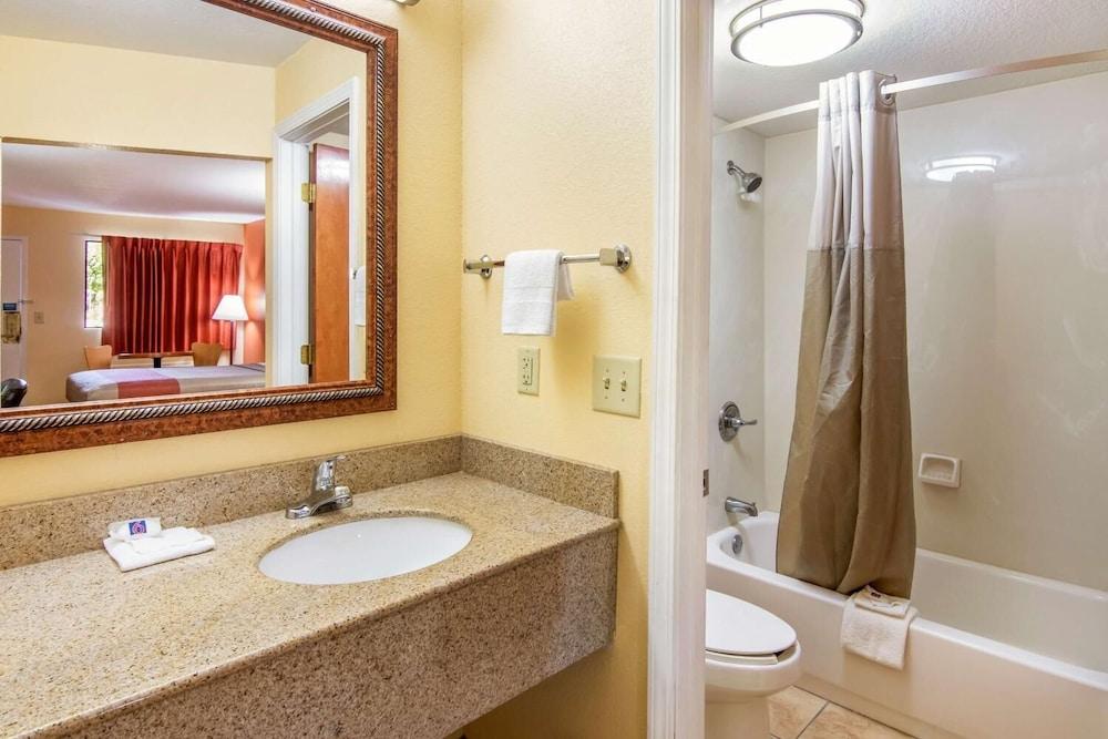 Rodeway Inn & Suites photo 43