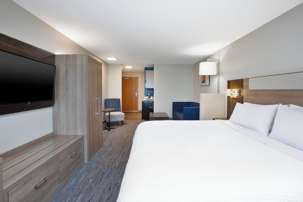 Holiday Inn Express & Suites Buffalo by IHG photo 3