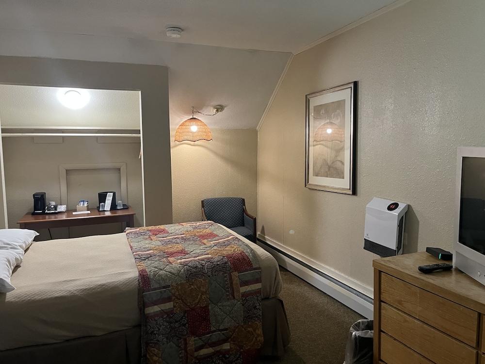 The Upper Pass Lodge at Magic Mountain photo 9