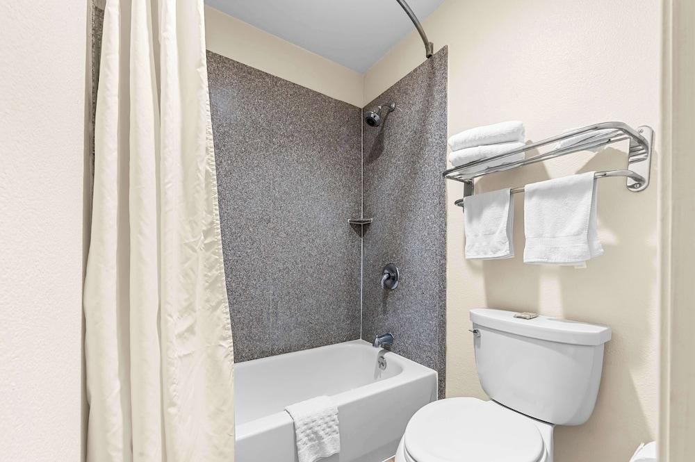 Best Western Delhi Inn photo 21