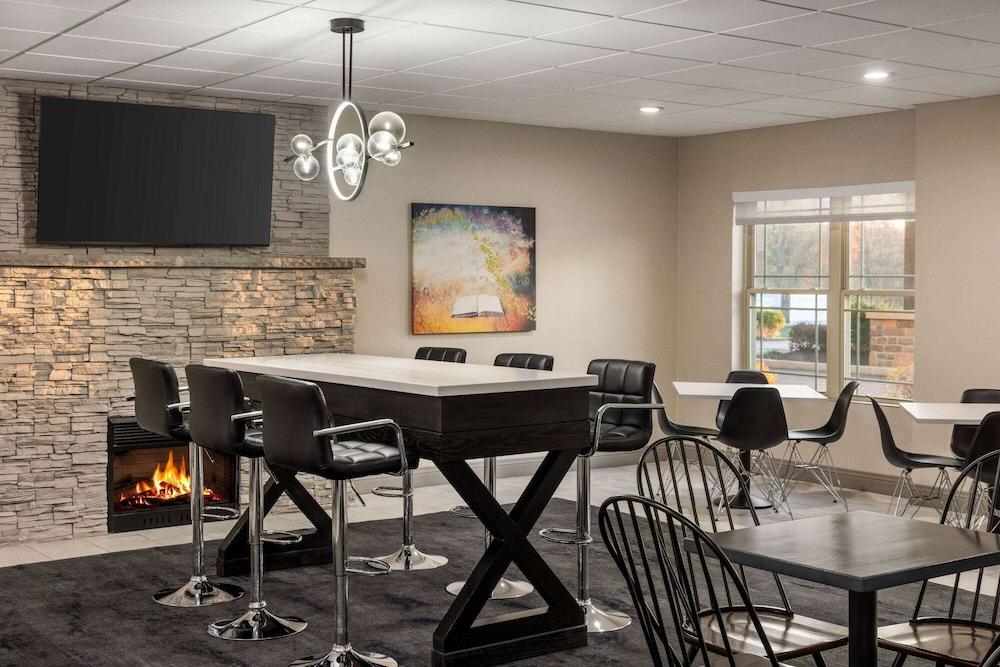 La Quinta Inn & Suites by Wyndham Lake George photo 64