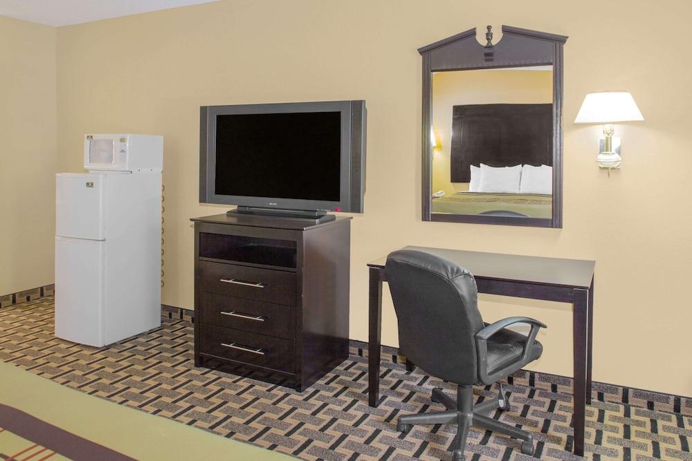 Days Inn by Wyndham Andalusia photo 11