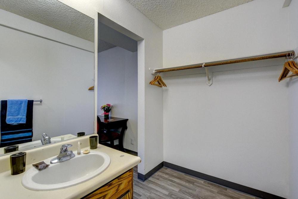 Siegel Slots and Suites photo 7