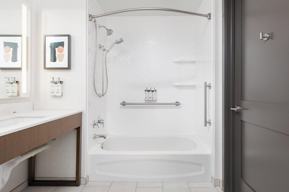 Holiday Inn & Suites Monterey Park Los Angeles by IHG photo 69