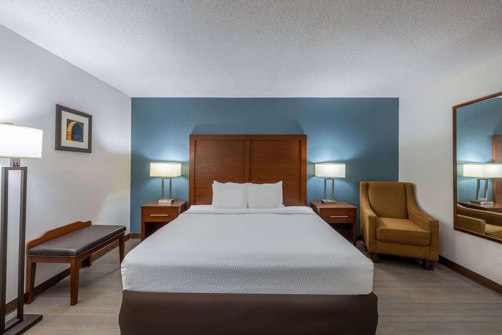 Travelodge by Wyndham Brooklyn Center photo 37