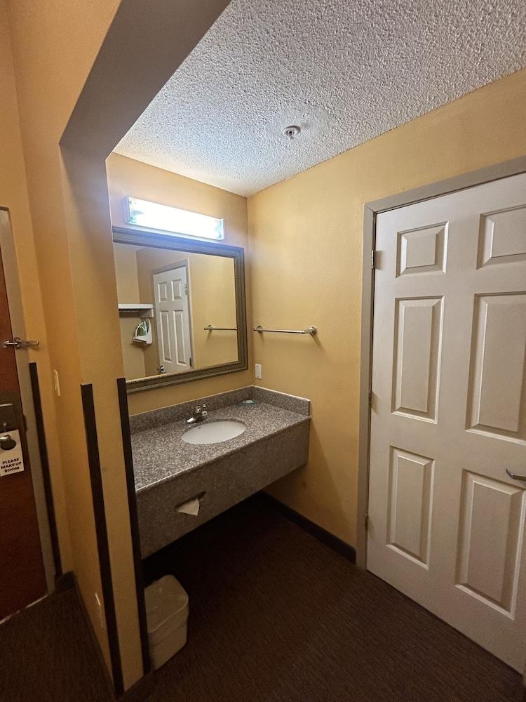 Shary Inn and Suites photo 25