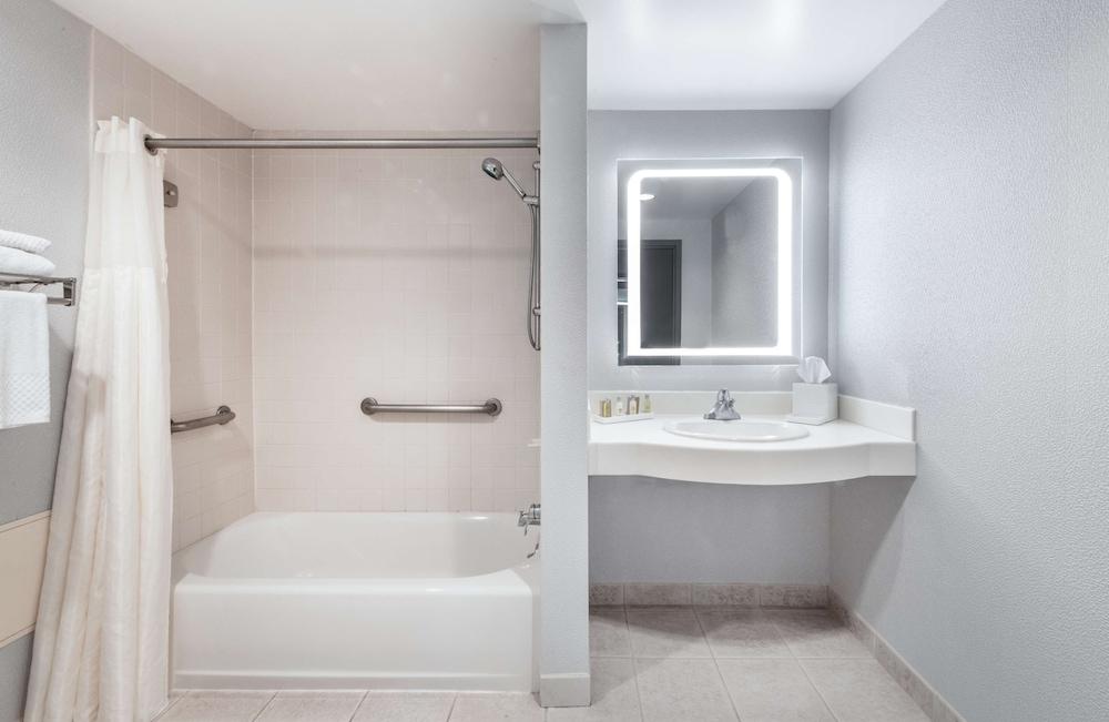 DoubleTree by Hilton Newark Penn Station photo 12
