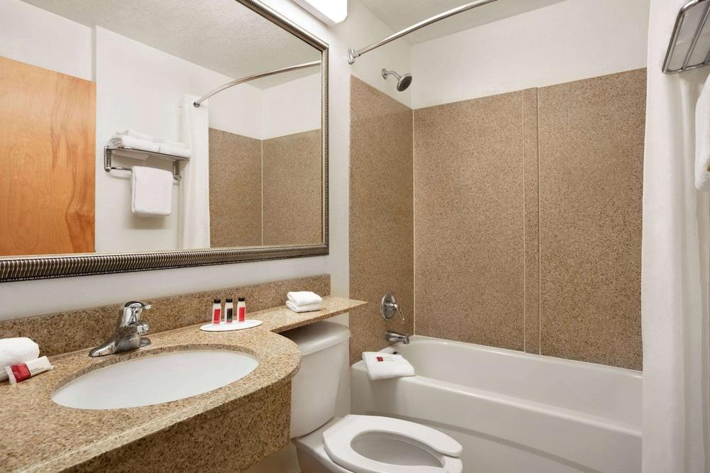 Microtel Inn & Suites by Wyndham Culpeper photo 9