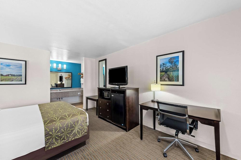 Best Western Delhi Inn photo 10