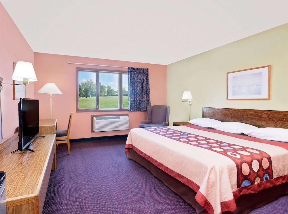 Super 8 by Wyndham Sturgeon Bay photo 2