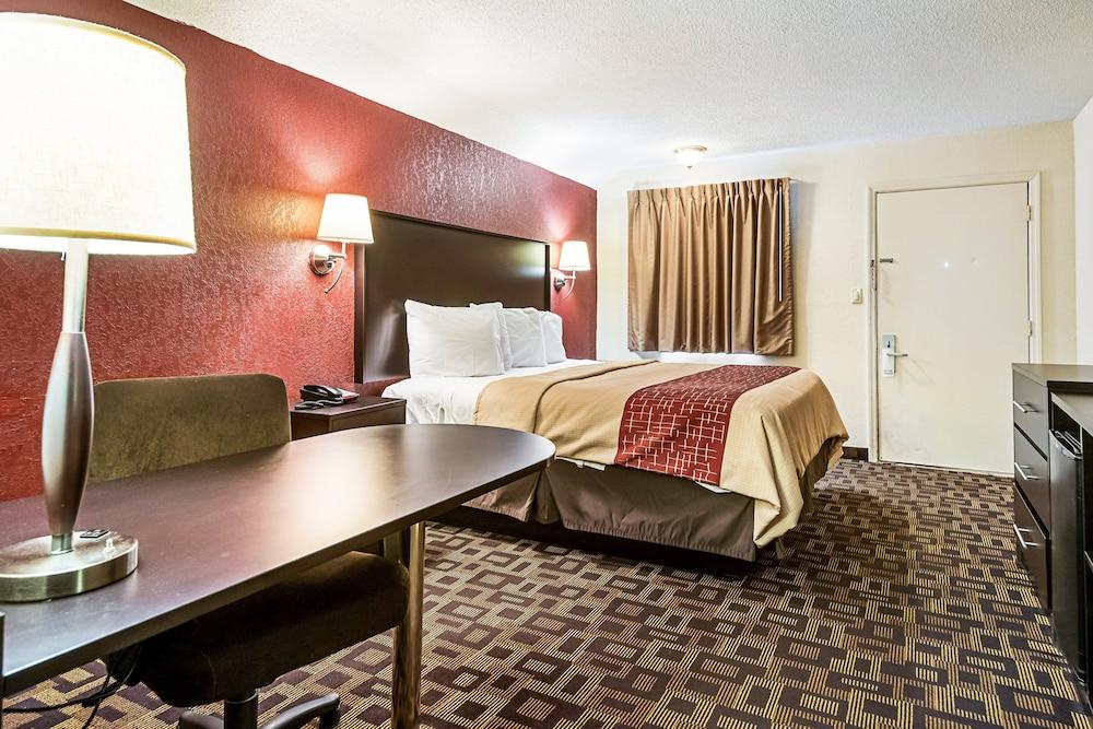 Red Roof Inn Anderson, IN photo 10