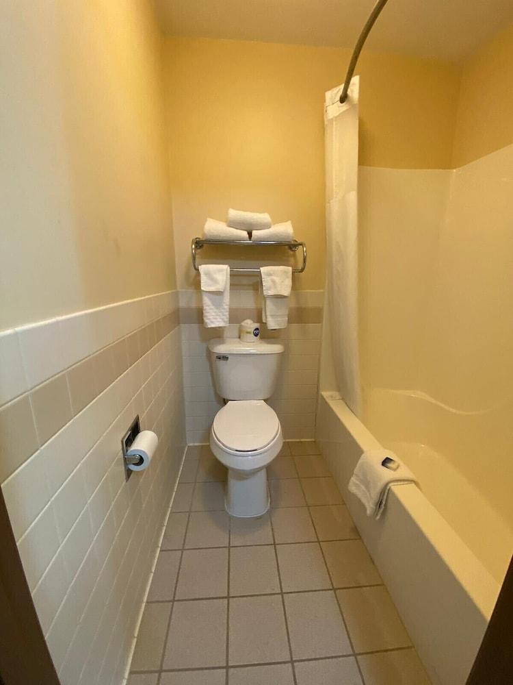 American Inn and Suites photo 18