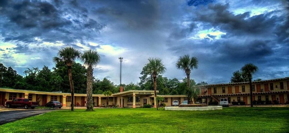 NASSAU HOLIDAY MOTEL photo 29