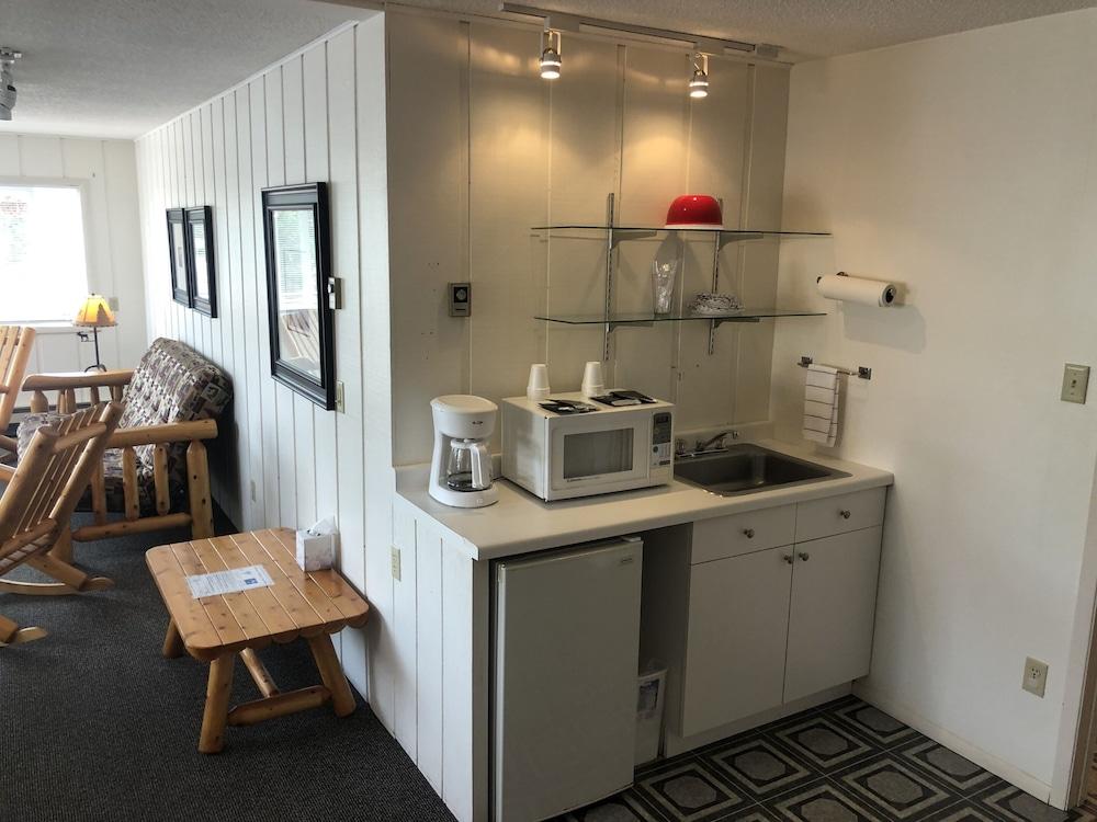 Harbor's Edge Motel photo 36