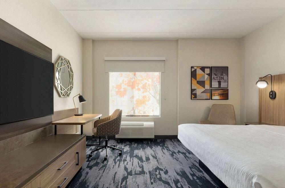 La Quinta Inn & Suites by Wyndham Austin Southwest photo 9