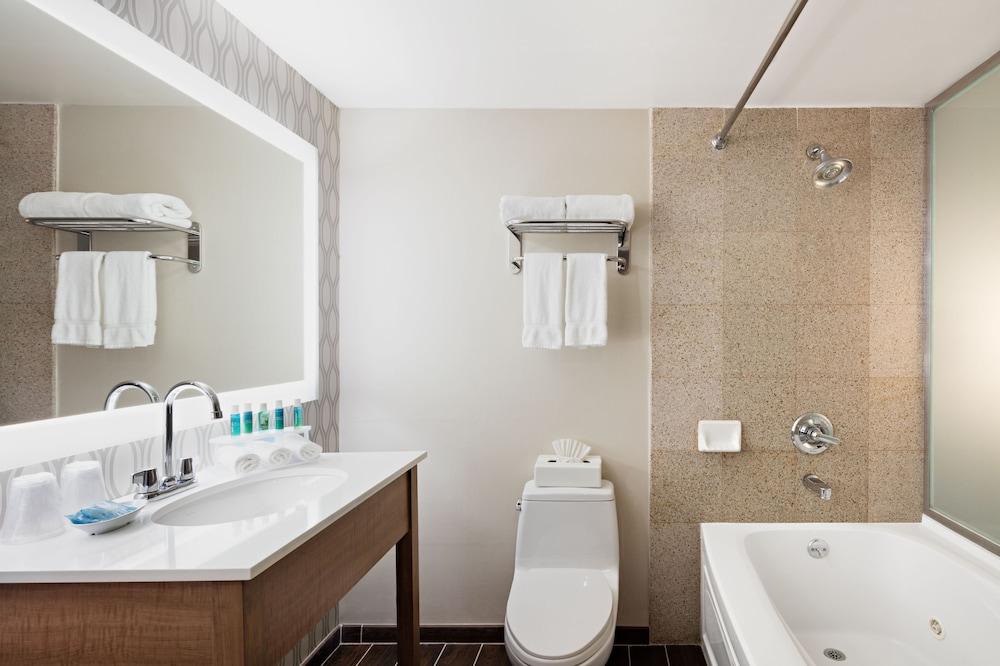 Holiday Inn Express Brooklyn, an IHG Hotel photo 16