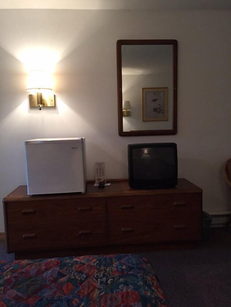 Adirondack Oasis Motel photo 30