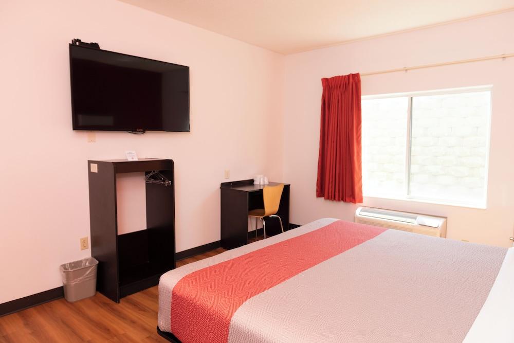 Lincoln Garden Inn photo 14
