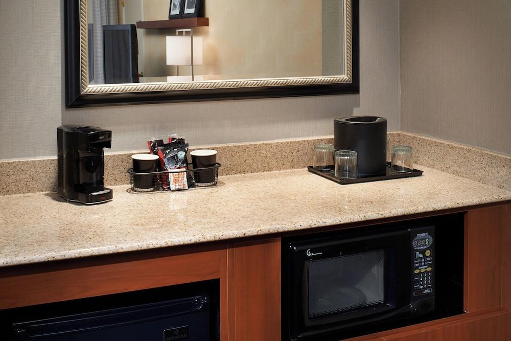 Courtyard by Marriott Detroit Dearborn photo 10