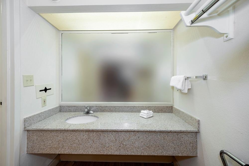Quality Inn & Suites photo 22