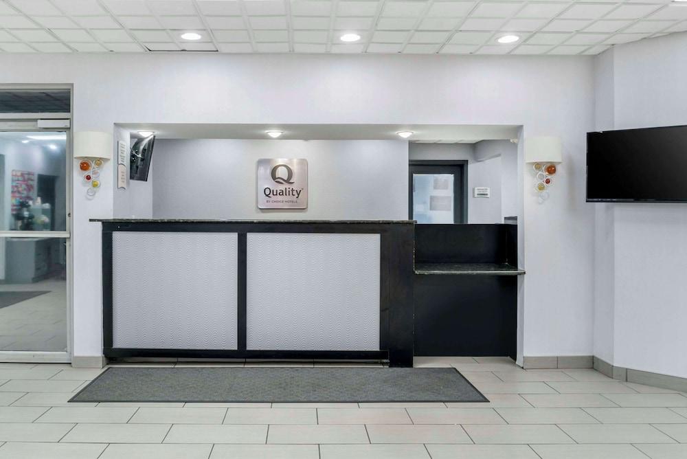 Quality Inn and Suites Livonia photo 3