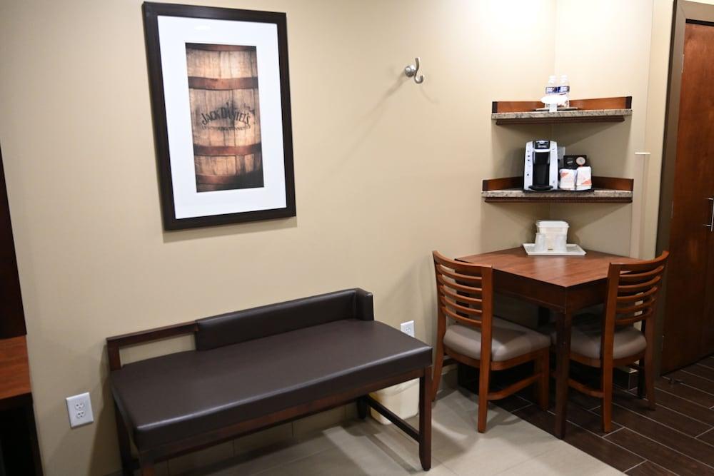 Giles Hotel Inn & Suites photo 20