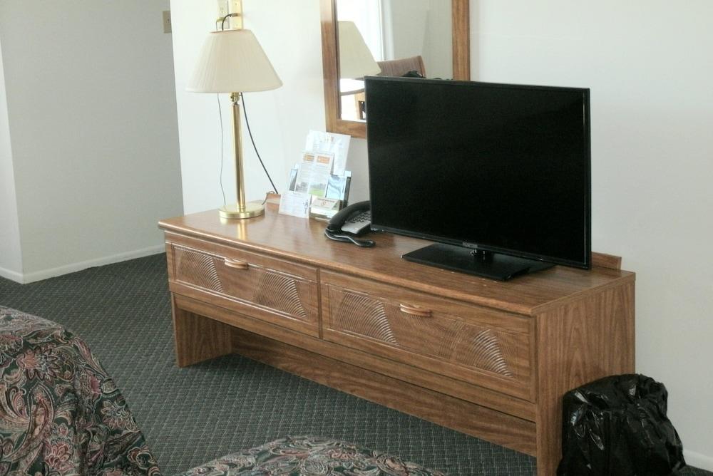 Budget Host Cloverland Motel photo 6