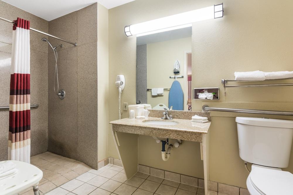 Red Roof Inn Conroe North - Willis photo 23