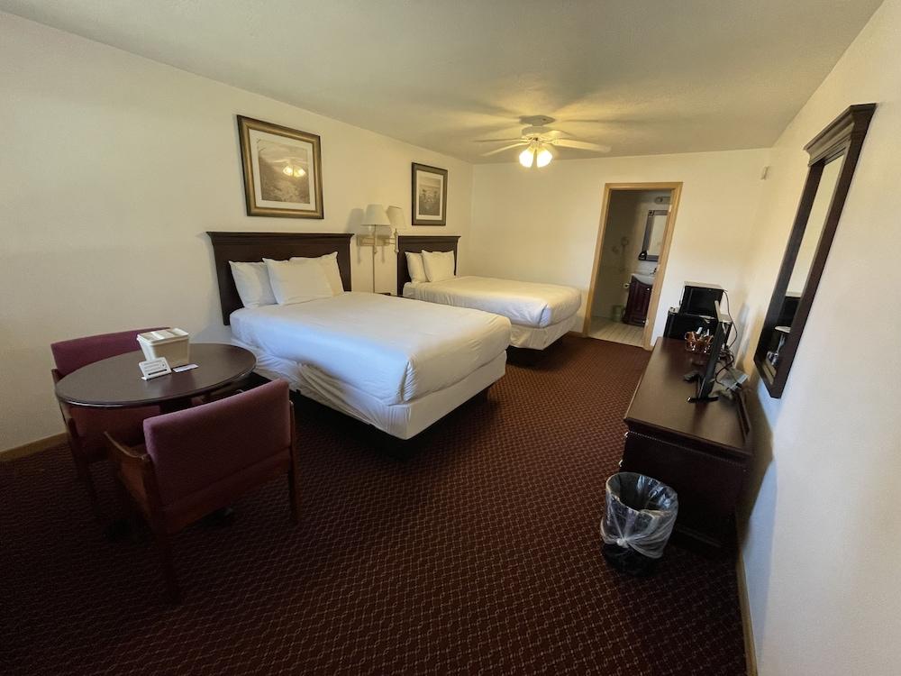 Lake Bluff Inn and Suites photo 77
