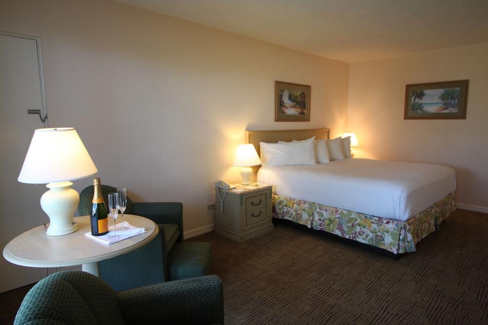 Sandcastle Resort at Lido Beach photo 28