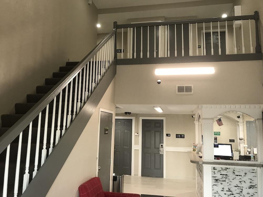 Hometown Inn & Suites photo 41