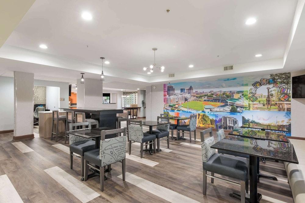 Clarion Pointe Greensboro Airport photo 7