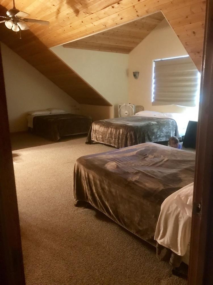 Twin Peaks Lodge and RV Park photo 9