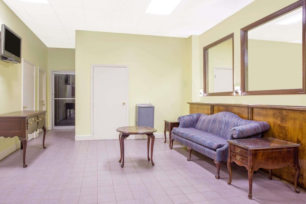 Days Inn by Wyndham Milledgeville photo 8
