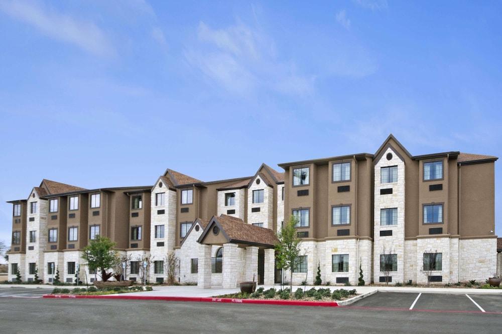 Microtel Inn & Suites by Wyndham Round Rock photo 1