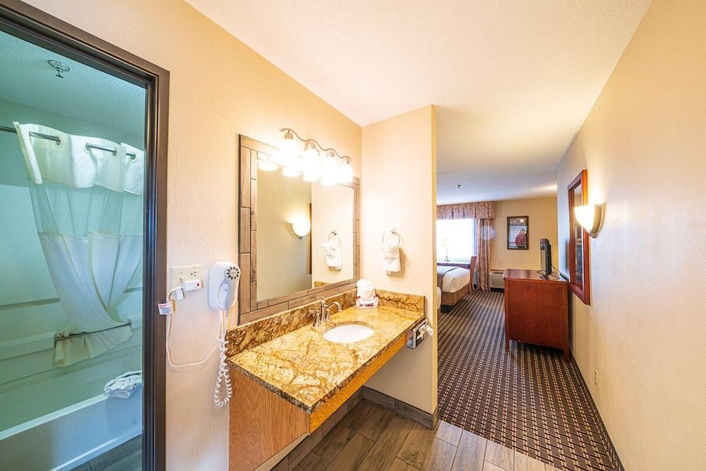Alpine Inn & Suites photo 13