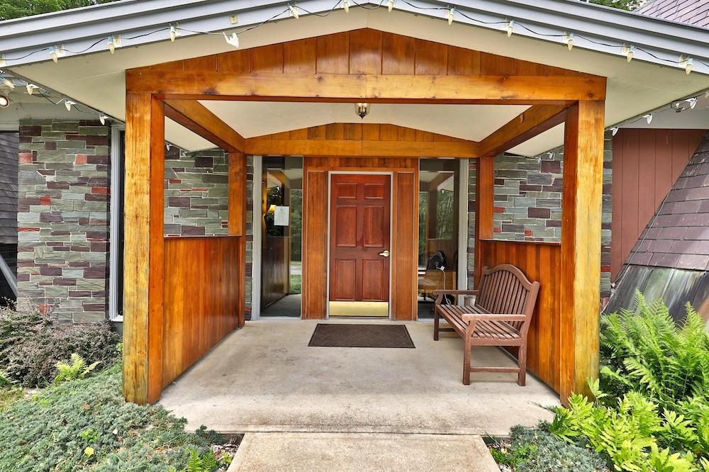 The Birch Ridge: Colonial Maple Room #1 - Queen Suite In Renovated Killington Lodge 1 Bedroom Home photo 19