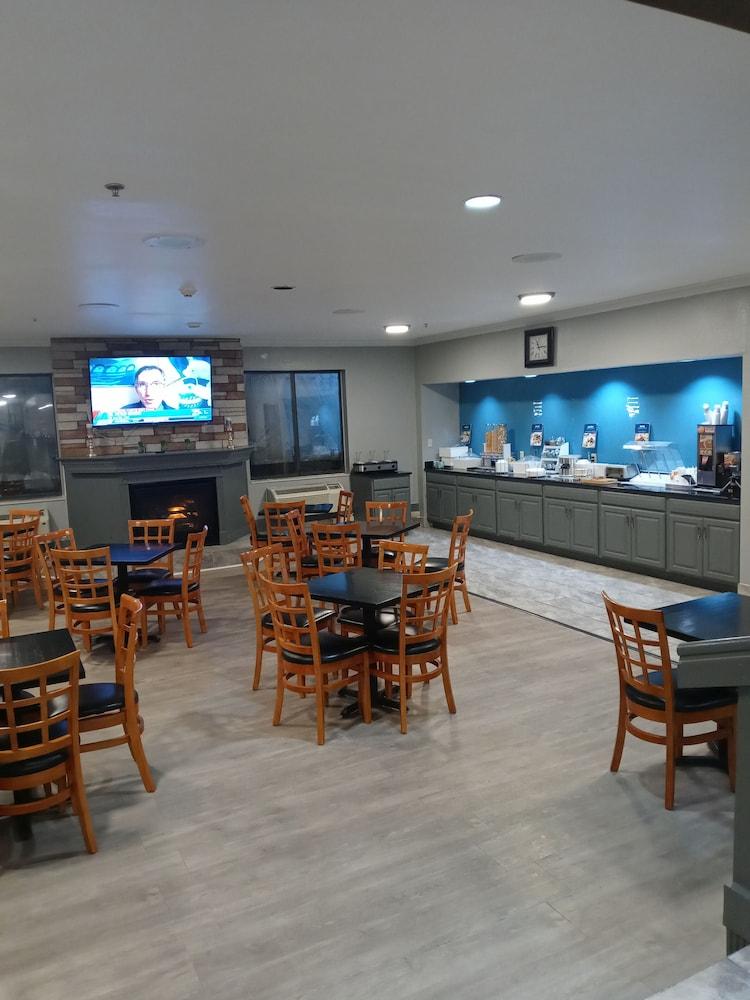 Clarion Pointe Evansville North photo 25