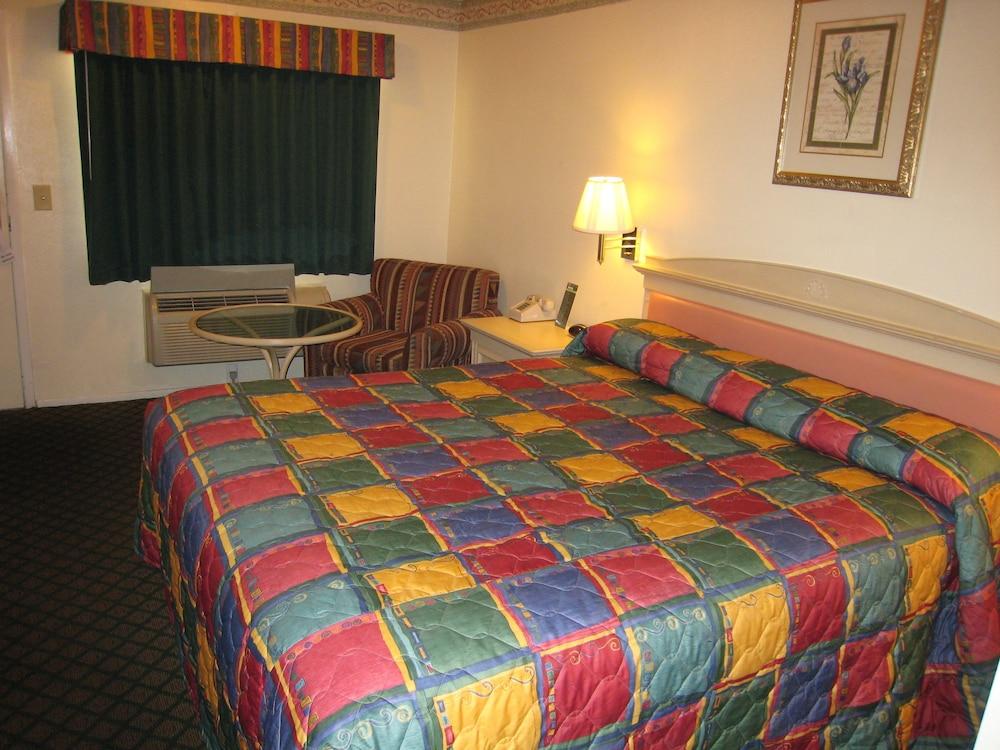 Town House Motel photo 5