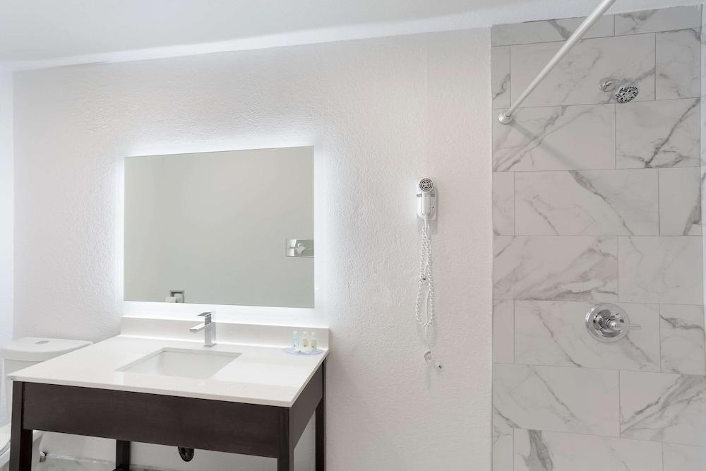 Quality Inn Redding near I-5 photo 21