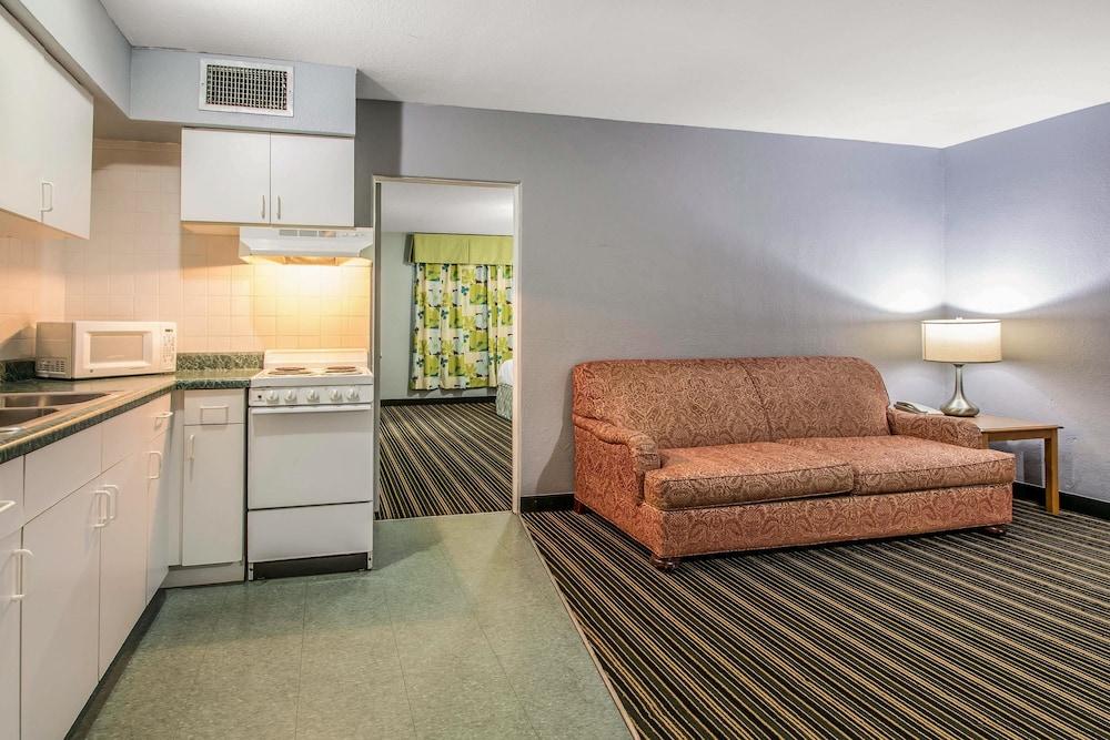 Rodeway Inn & Suites Winter Haven Chain Of Lakes photo 15