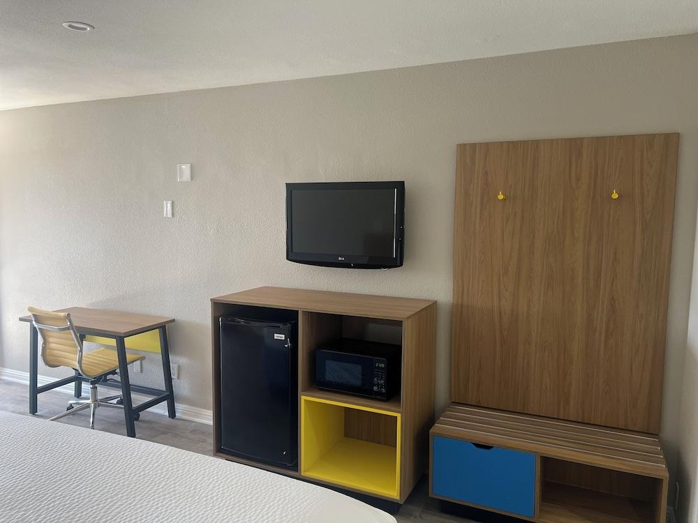 Days Inn by Wyndham Hemet photo 6