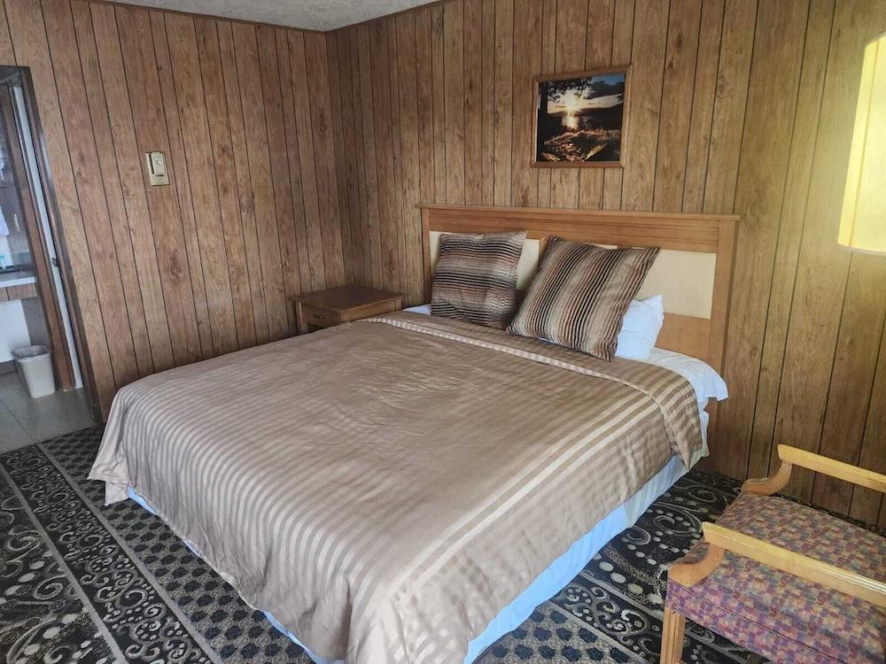 First Inn By OYO Quinter Hwy 70 photo 13