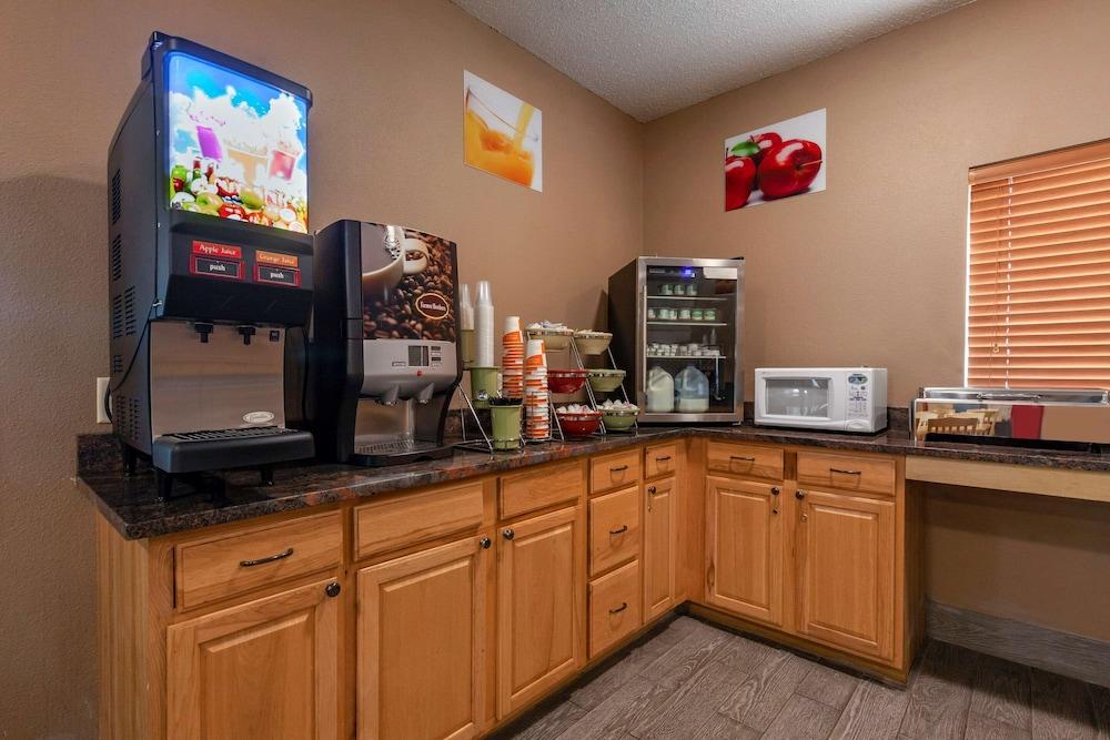 Quality Inn Redgranite photo 26