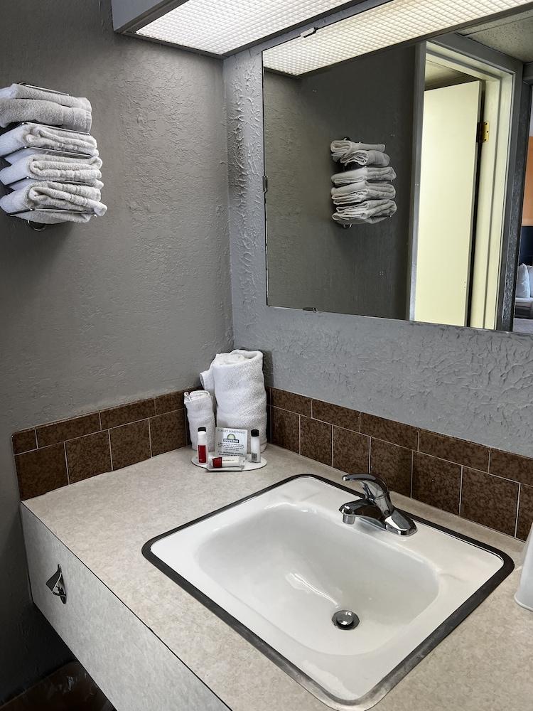 Days Inn by Wyndham Hays photo 40