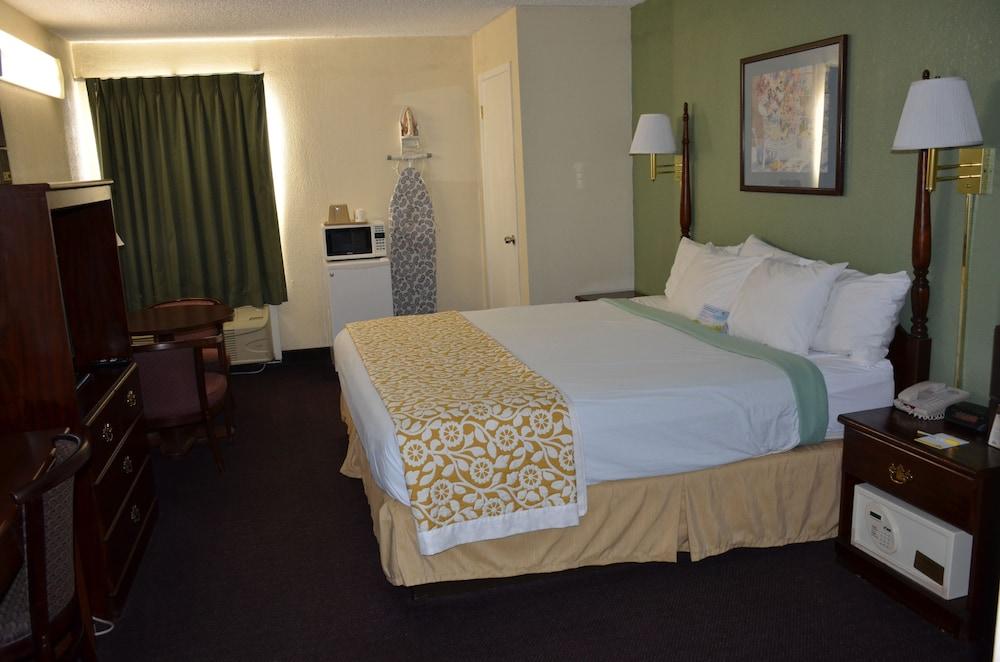 Days Inn by Wyndham Southern Hills/ORU photo 26