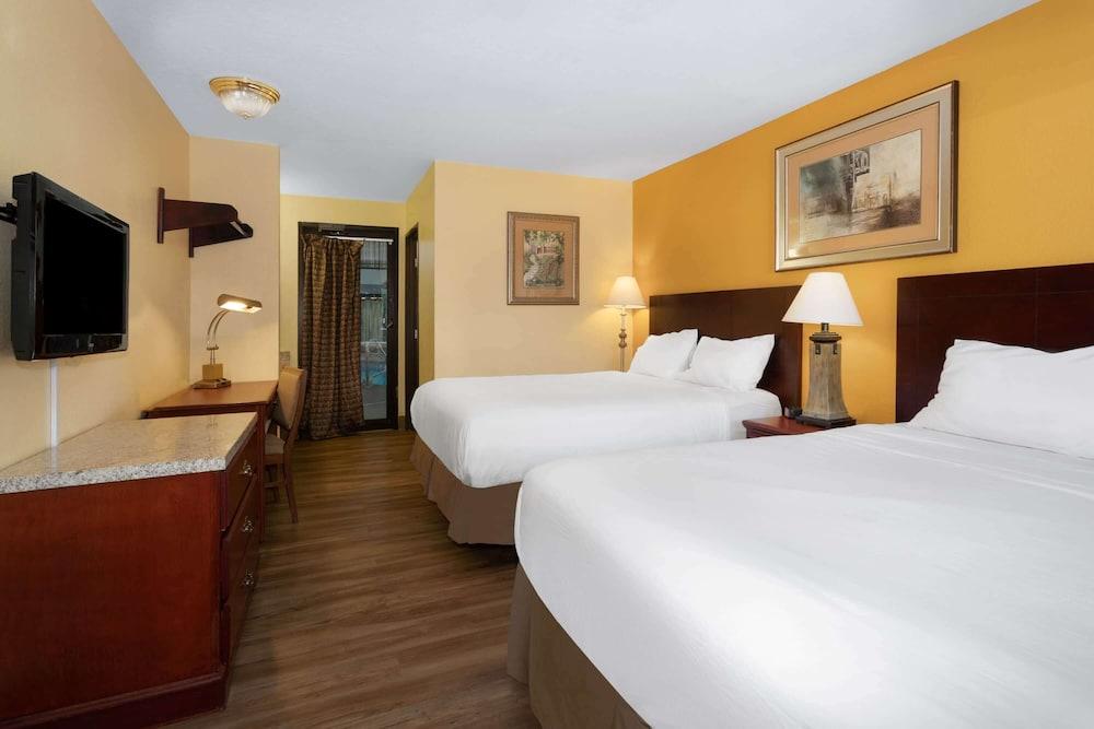 Travelodge by Wyndham Albuquerque East photo 18