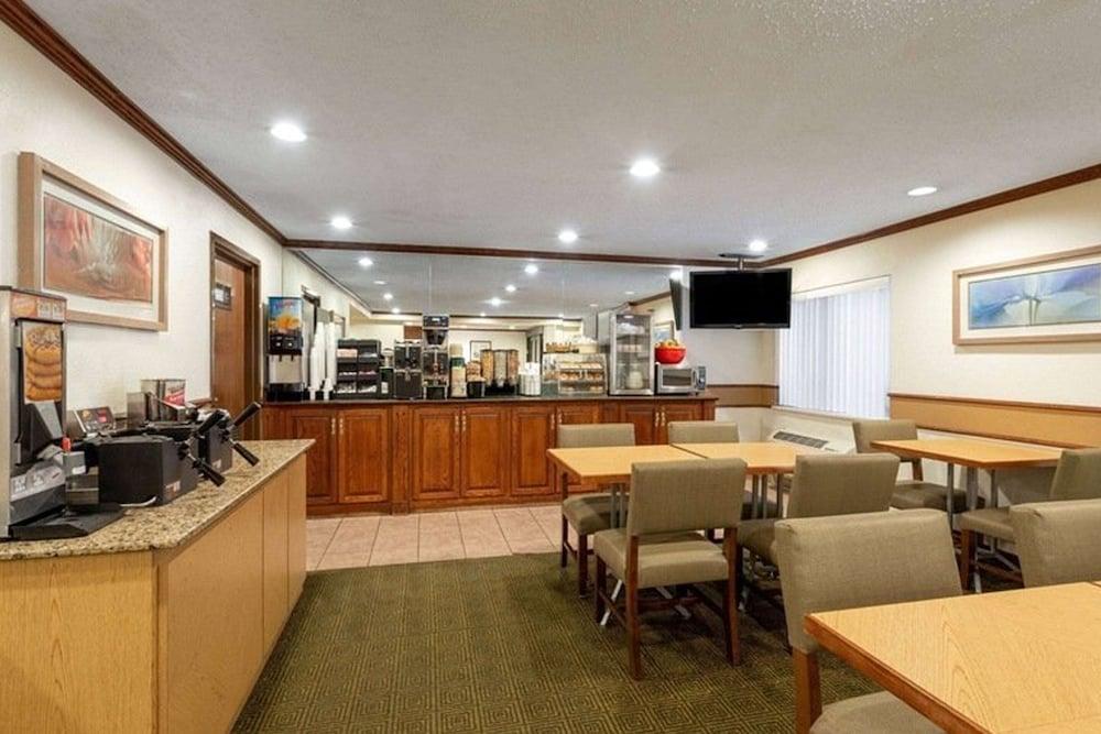 Norwood Inn & Suites by BlissPoint Post Rd Indianapolis photo 27