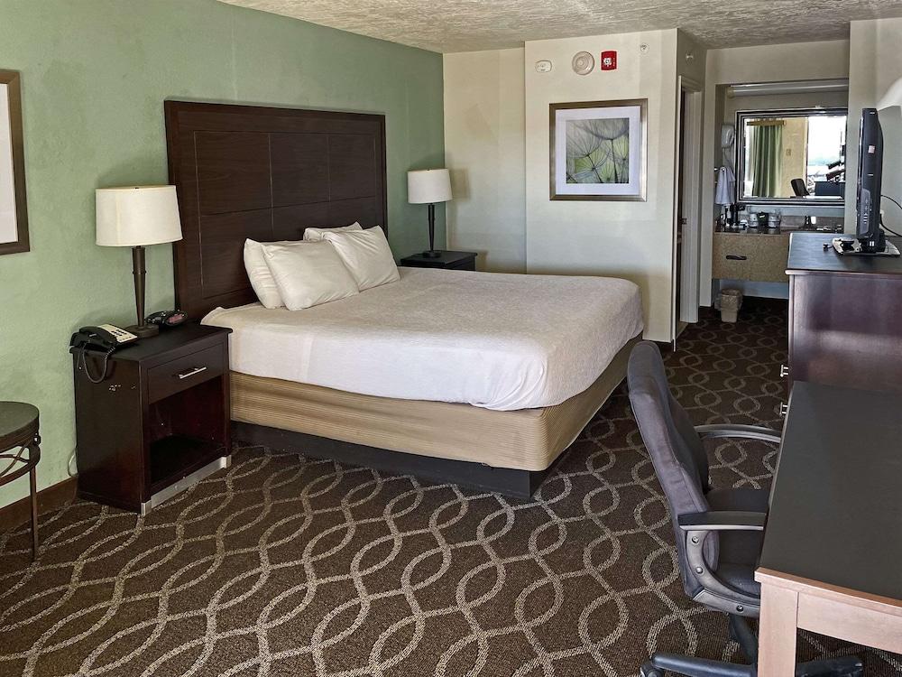 Quality Inn Clinton North photo 12